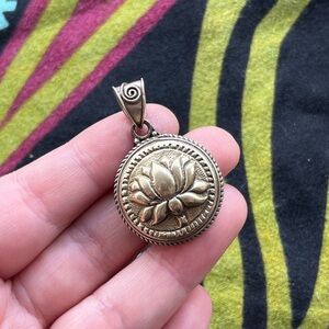 VTG Boho Lotus Flower Floral Silver Tone Metal Costume Jewelry Pendant